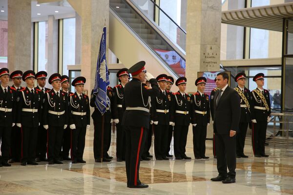 Вручение переходящего знамени Президента РФ лучшему казачьему кадетскому корпусу в Кремлевском дворце в Москве Вручение переходящего знамени Президента РФ лучшему казачьему кадетскому корпусу в Кремлевском дворце в Москве