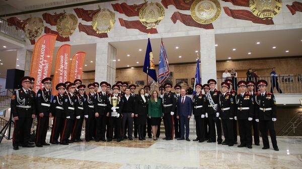 Вручение переходящего знамени Президента РФ лучшему казачьему кадетскому корпусу в Кремлевском дворце в Москве Вручение переходящего знамени Президента РФ лучшему казачьему кадетскому корпусу в Кремлевском дворце в Москве