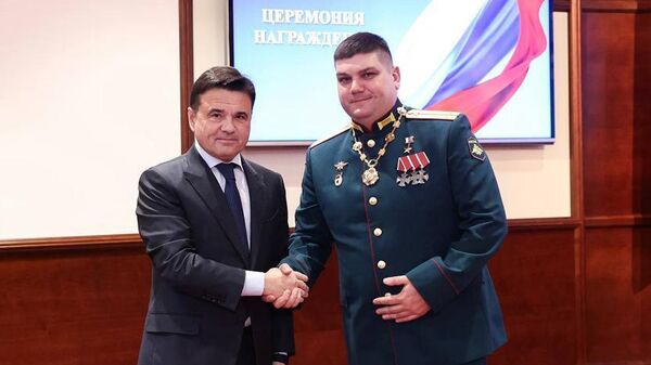 Губернатор Подмосковья Андрей Воробьев и казак, Герой России Юрий Мизерный в ходе вручения государственных и региональных наград выдающимся жителям МО Губернатор Подмосковья Андрей Воробьев и казак, Герой России Юрий Мизерный в ходе вручения государственных и региональных наград выдающимся жителям МО