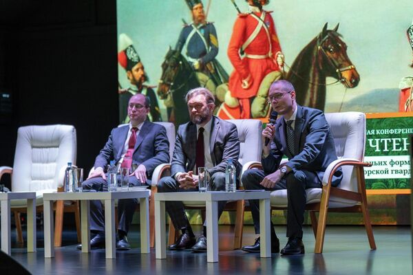 Председатель Правления фонда История Отечества Руслан Гагкуев, ректор МГУТУ Арсений Миронов и замначальника управления Президента РФ по вопросам госслужбы, кадров и противодействия коррупции, ответственный секретарь Совета при Президенте РФ по делам казачества Алексей Кириченко на открытии конференции 