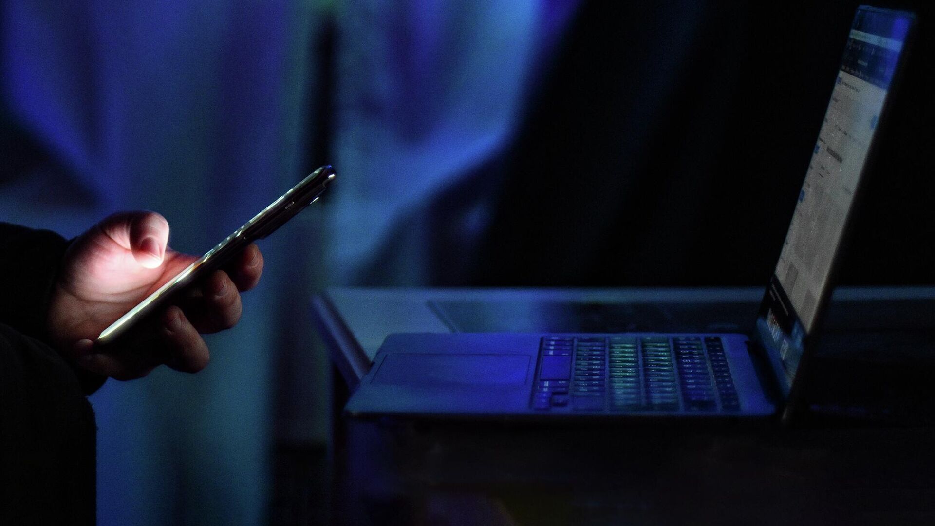 Мужчина держит в руках мобильный телефон - РИА Новости, 1920, 11.11.2025