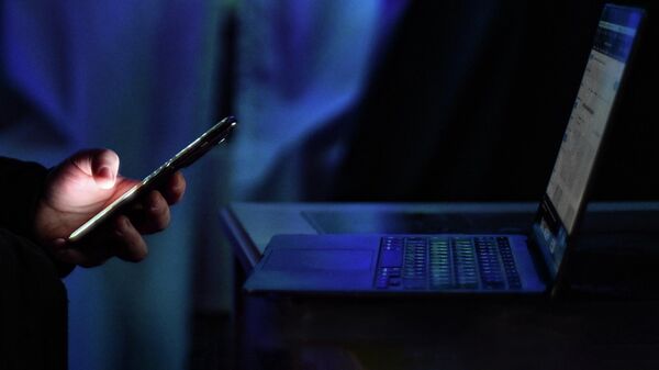 Мужчина держит в руках мобильный телефон Мужчина держит в руках мобильный телефон