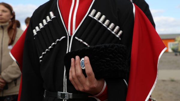 Казак держит в руках кубанку 