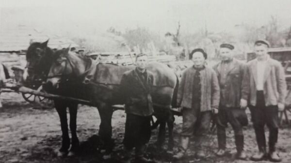 Василий Якименко с семьей, фотографии из книги Анатолия Стародуба На пути забвения