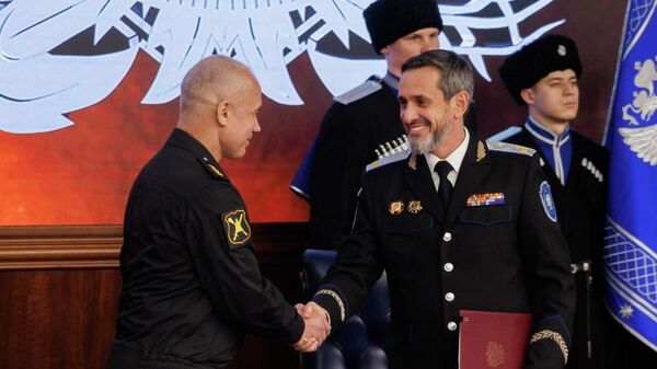 Атаман Всероссийского казачьего общества Виталий Кузнецов и начальник Главного организационно-мобилизационного управления – заместитель начальника Генерального штаба Вооруженных сил Российской Федерации Евгений Бурдинский