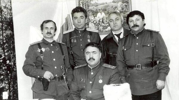 Атаман Сибирского казачьего войска Виктор Яковлевич Плетнев (в центре) и атаман Ноябрьского казачьего округа Виктор Иванович Корякин (справа). 1993