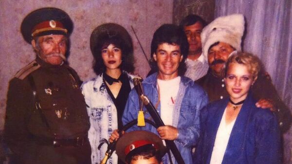 Андрей Корякин (в центре), Виктор Корякин (справа) и Николай Коробейников (слева) вместе с Олегом Газмановым