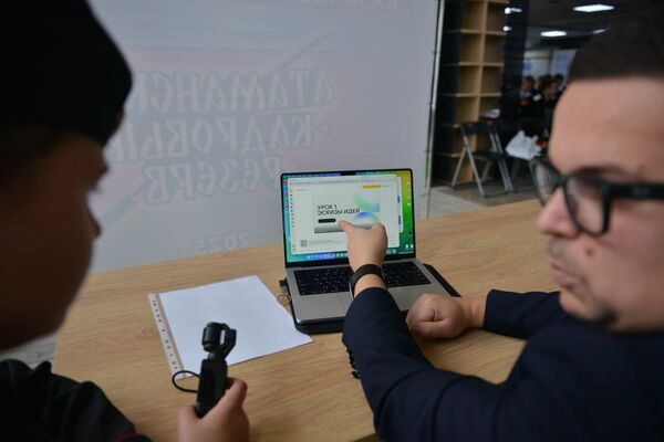 Участники краевого слета казачьей молодежи Атаманский кадровый резерв в Краснодаре 