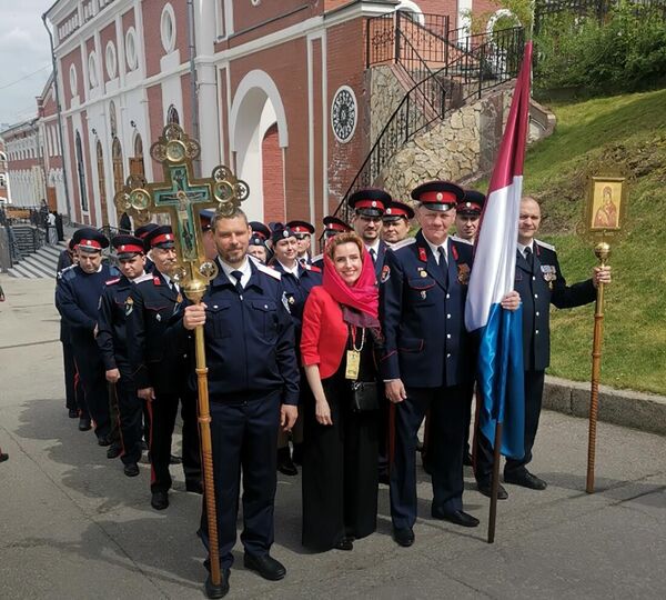XXI век. Волжского Войскового казачьего общества крестный ход с Самарским знаменем 