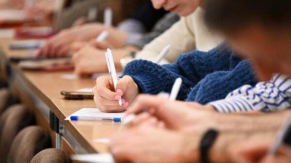 Участники диктанта пишут на бланках