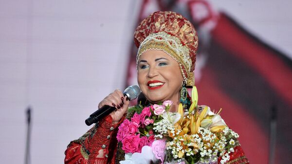 Певица Надежда Бабкина выступает на концерте