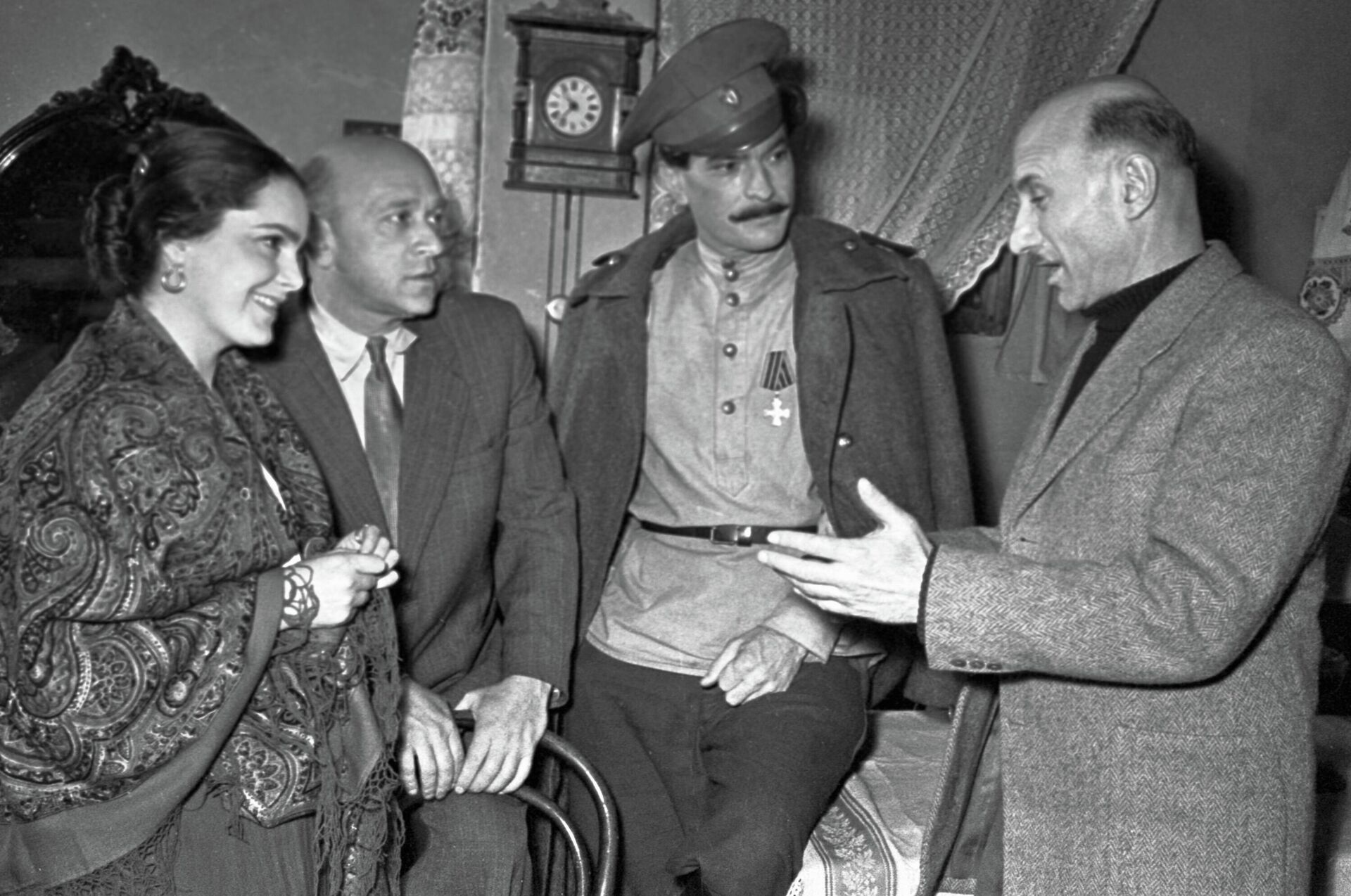 Режиссер Сергей Герасимов дает установки актерам в ходе работы над эпохальной кинолентой Тихий Дон Режиссер Сергей Герасимов дает установки актерам в ходе работы над эпохальной кинолентой Тихий Дон - РИА Новости, 1920, 05.12.2025