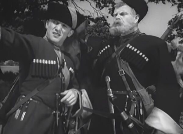 Кадр из фильма Станица Дальняя (1939). Казаки Агеевы – сын и отце – Николай Крючков и Павел Курзнер Кадр из фильма Станица Дальняя (1939). Казаки Агеевы – сын и отце – Николай Крючков и Павел Курзнер