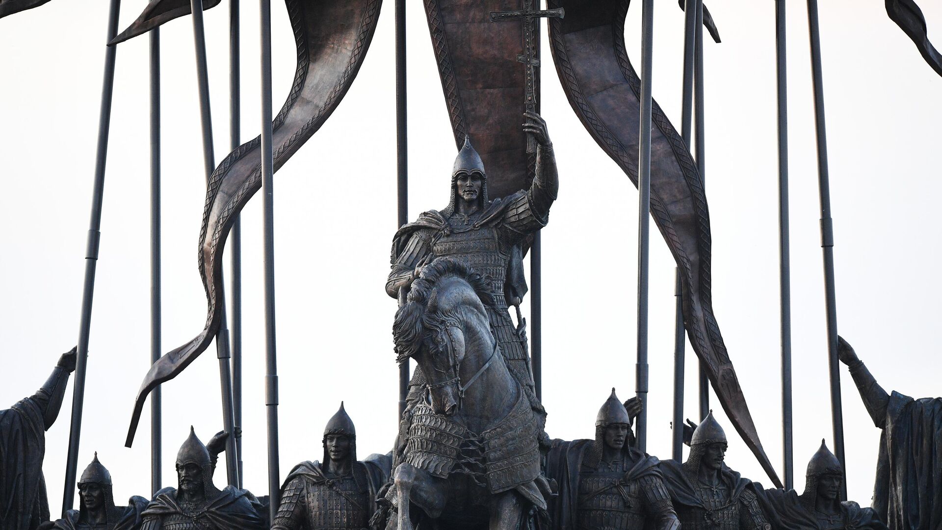 Скульптурная композиция Князь Александр Невский с дружиной в деревне Самолва на берегу Чудского озера в Псковской области Скульптурная композиция Князь Александр Невский с дружиной в деревне Самолва на берегу Чудского озера в Псковской области - РИА Новости, 1920, 05.12.2025