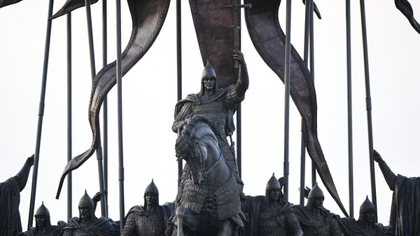 Скульптурная композиция Князь Александр Невский с дружиной в деревне Самолва на берегу Чудского озера в Псковской области