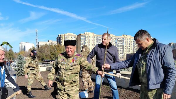 Высадка павловнии на центральной аллее Главного храма Вооруженных сил Южного военного округа