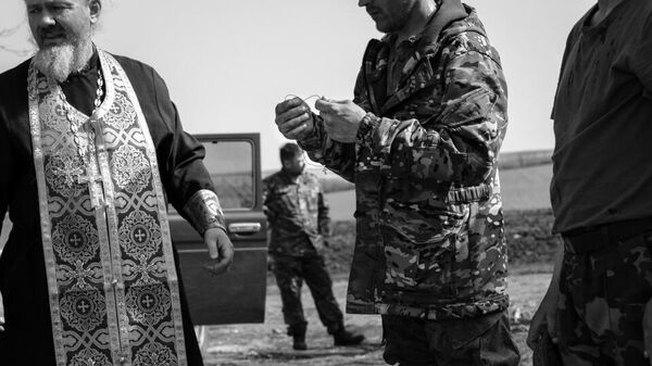 Священник в зоне проведения СВО, фото Артура Емельянова Священник в зоне проведения СВО, фото Артура Емельянова