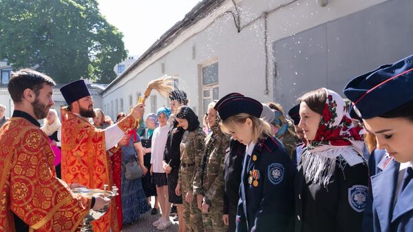 Настоятель храма иерей Тимофей Чайкин и казаки 