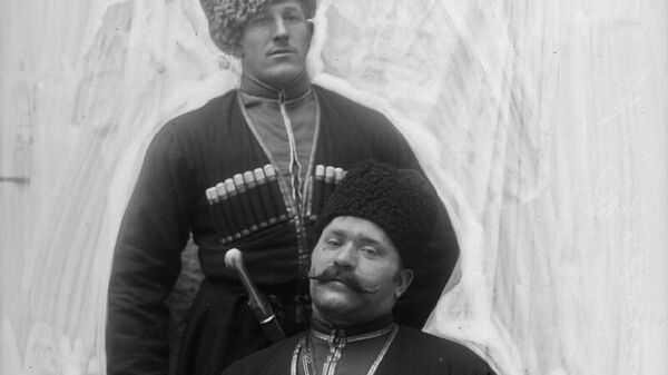 Русские борцы Иван Шемякин (стоит) и Иван Поддубный (сидит) в казачьей справе. Фотосессия для французской прессы. 1905 год