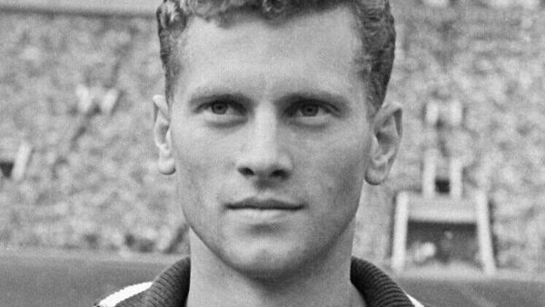 Автор золотого гола Евро-1960 Виктор Понедельник во время чествования сборной СССР на Центральном стадионе им. Ленина в Москве