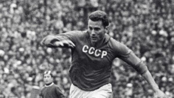 В атаке Виктор Понедельник. 1963 год