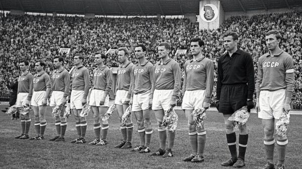 Сборная СССР по футболу. Четвертый справа – Виктор Понедельник. 1962 год