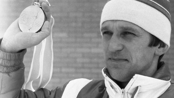 Четырехкратный олимпийский чемпион по биатлону Александр Тихонов с золотой медалью Олимпийских игр в Лейк-Плэсиде. 1980 год