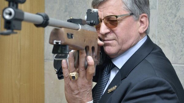 Четырехкратный олимпийский чемпион Александр Тихонов оценивает биатлонную винтовку, изготовленную оружейниками НПО Ижмаш