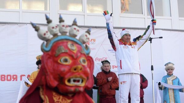 Российский кикбоксер, многократный чемпион мира среди профессионалов Бату Хасиков во время эстафеты олимпийского огня. 2014 год