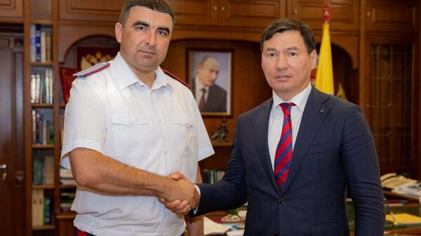 Глава Калмыкии Бату Хасиков и атаман войскового казачьего общества Всевеликое войско Донское Сергей Бодряков