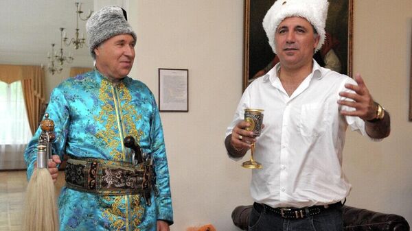 Представитель донского казачества посвящает болгарского футболиста Христо Стоичкова (справа), приехавшего в Старочеркасск, в казаки