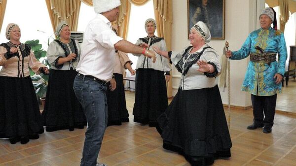 Донской казак Христо Стоичков лихо пляшет со старочеркасскими казачками