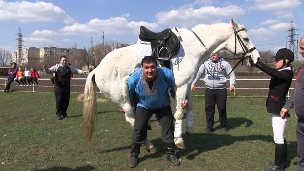 Казак на коне — это нормально. Конь на казаке — удивительно Казак на коне — это нормально. Конь на казаке — удивительно