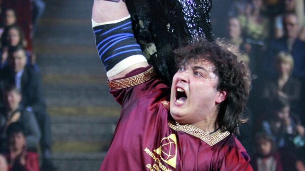 Дмитрий Халаджи поднимет одной рукой груз весом более 150 кг и бьет рекорд античного силача Бибона. Фестиваль Гиннесс-шоу в цирке на Цветном бульваре. Москва. 2005 год Дмитрий Халаджи поднимет одной рукой груз весом более 150 кг и бьет рекорд античного силача Бибона. Фестиваль Гиннесс-шоу в цирке на Цветном бульваре. Москва. 2005 год