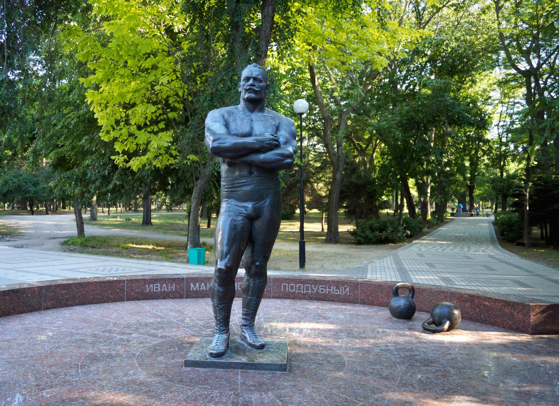 Памятник борцу Ивану Поддубному в парке его имени в Ейске Памятник борцу Ивану Поддубному в парке его имени в Ейске - РИА Новости, 1920, 26.12.2025