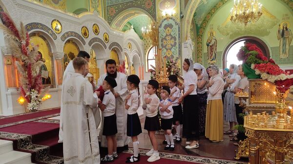 Ученики Православной Свято-Владимирской гимназии в церкви 
