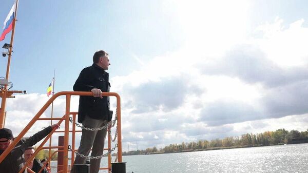 Губернатор Ростовской области Юрий Слюсарь на причале в станице Старочеркасской 