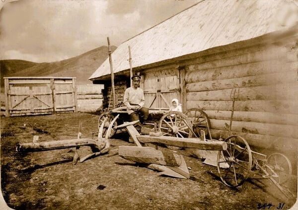 Хозяйственный двор у сибирских казаков. Николай Катанаев, 1909