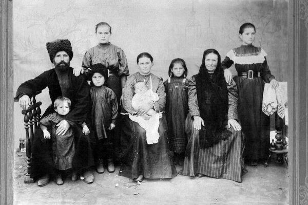 Кубанский казак с семьей. Неизвестный автор, 1905-1908