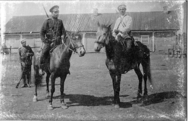 Оренбургские казаки на лошадях. Неизвестный автор, 1900-1910