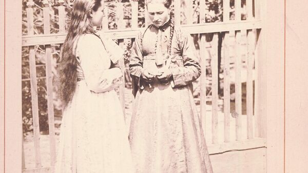 Иван Болдырев. Девицы в кубиляках (донской парадный костюм), 1875–1876