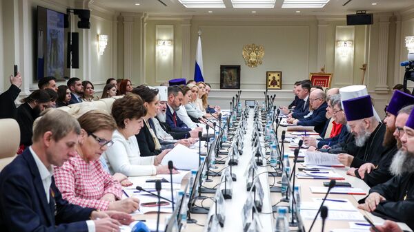 Участники круглого стола Церковь, власть и общество: поддержка участников специальной военной операции и их семей