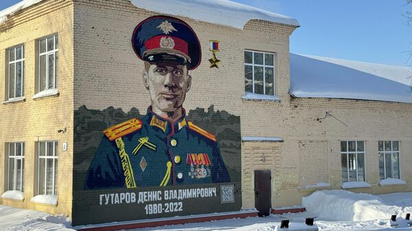 Мурал на стене Первого Рузского казачьего кадетского корпуса имени Героя Советского Союза Льва Доватора