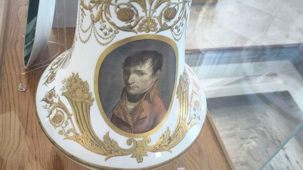 Ваза с портретом Наполеона Бонапарта, еще не императора, а всего лишь первого консула Франции. Императорский фарфоровый завод. Начало ХХ века. Экспонат Музея имени Вадима Орлова, Ярославль 