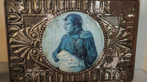 Коробка для сладостей, выпущенная в 1912 году к 100-летию войны с Наполеоном. Музейное собрание села Вятского, Ярославская область 