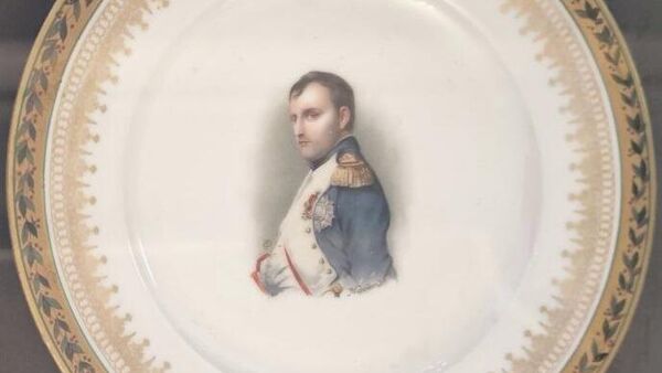 В России посуда с изображением французского узурпатора пользовалась устойчивым спросом. Экспонат Музея имени Вадима Орлова, Ярославль 