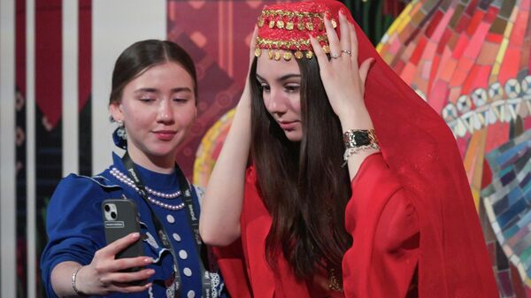 Участницы церемонии открытия Года единства народов России в Национальном центре Россия