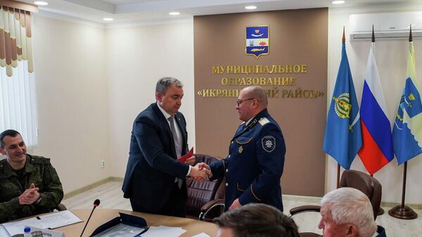 Атаман Астраханского окружного казачьего общества Дмитрий Заплавнов и вице-губернатор – руководитель администрации губернатора Астраханской области Павел Паутов