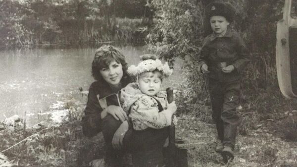 Дмитрий вместе с мамой и сестрой на пограничной заставе в Приморском крае 