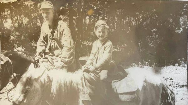 Дмитрий на личном коне по кличке Чалый совершает обход границы с Китаем 